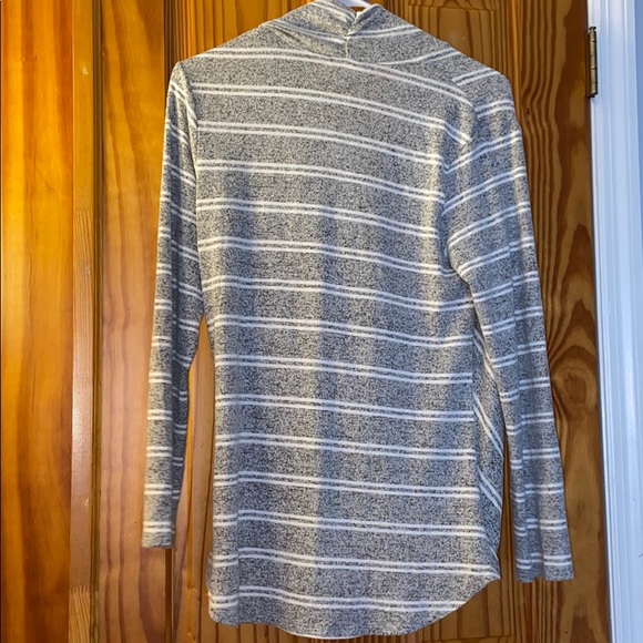 NWT GRAY TOP!✨ - Picture 4 of 4